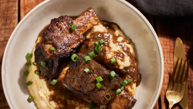 Jerk Braised Short Ribs With Cheesy Grits jerk-braised-short-ribs-with-cheesy-grits-640x360