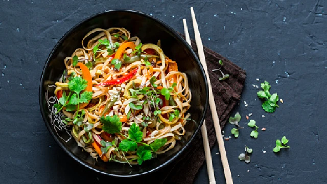Wok-de-legumes-aux-nouilles-de-riz--