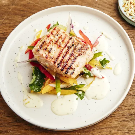 Saumon grillé, sauce yassa