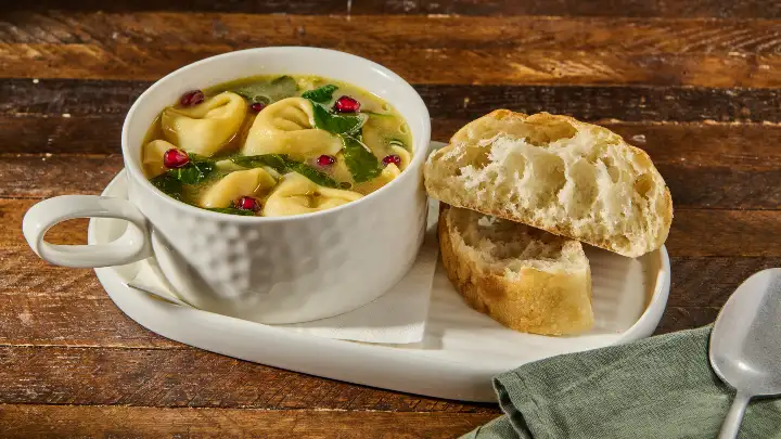 pepper and garlic tortellini en brodo