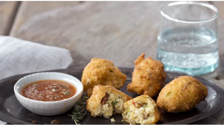 Beignets_de_hominy_accompagnes_de_sauce_a_la_poitrine_de_porc_et_au_thym