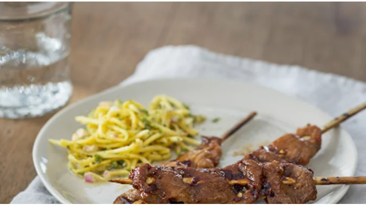 Brochettes_de_porc_Pinoy_salade_de_chou_aux_mangues_vertes