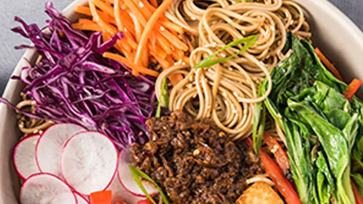 TOFU-NOODLE-BOWL-WITH-VEGETARIAN-XO-SAUCE-800x800