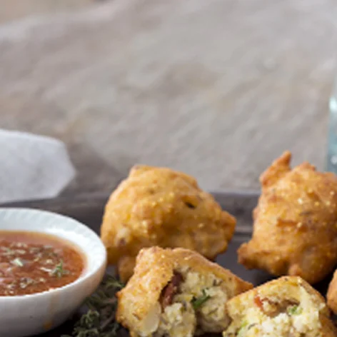 Beignets_de_hominy_accompagnes_de_sauce_a_la_poitrine_de_porc_et_au_thym