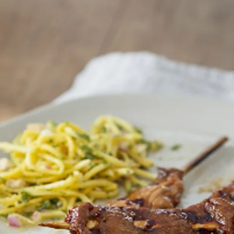 Brochettes_de_porc_Pinoy_salade_de_chou_aux_mangues_vertes