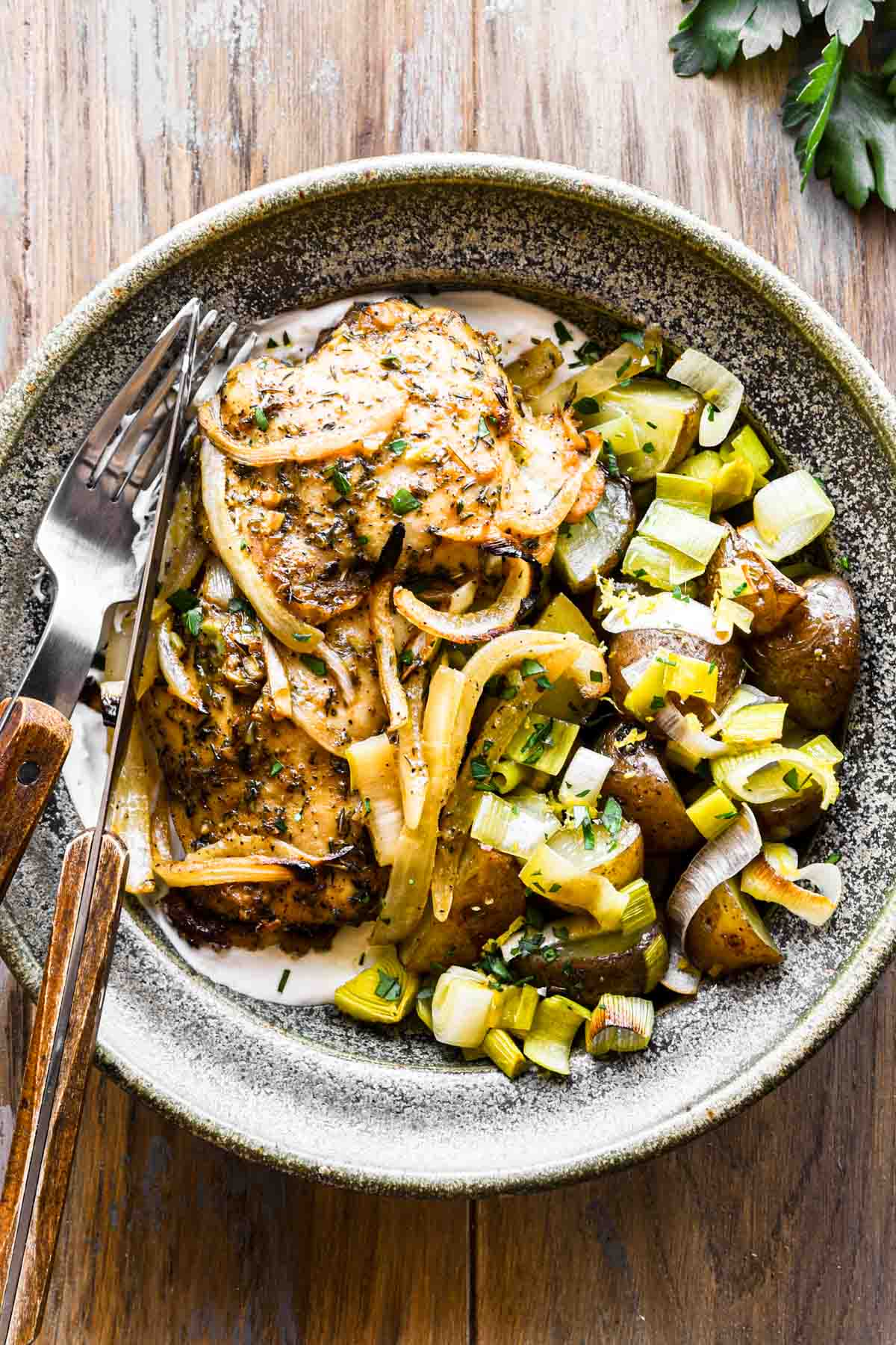 finished chicken and leeks in a bowl.