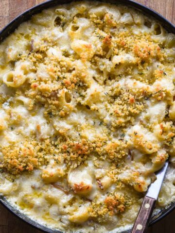 Close up french onion mac and cheese.